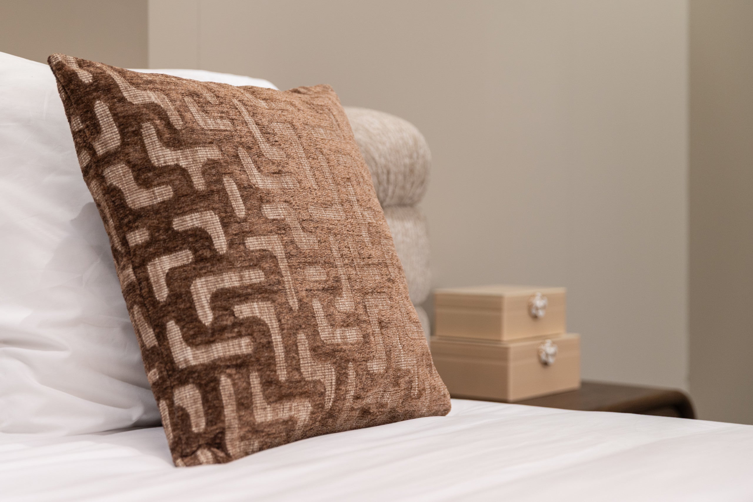 Cushion Ivy brown labyrinth