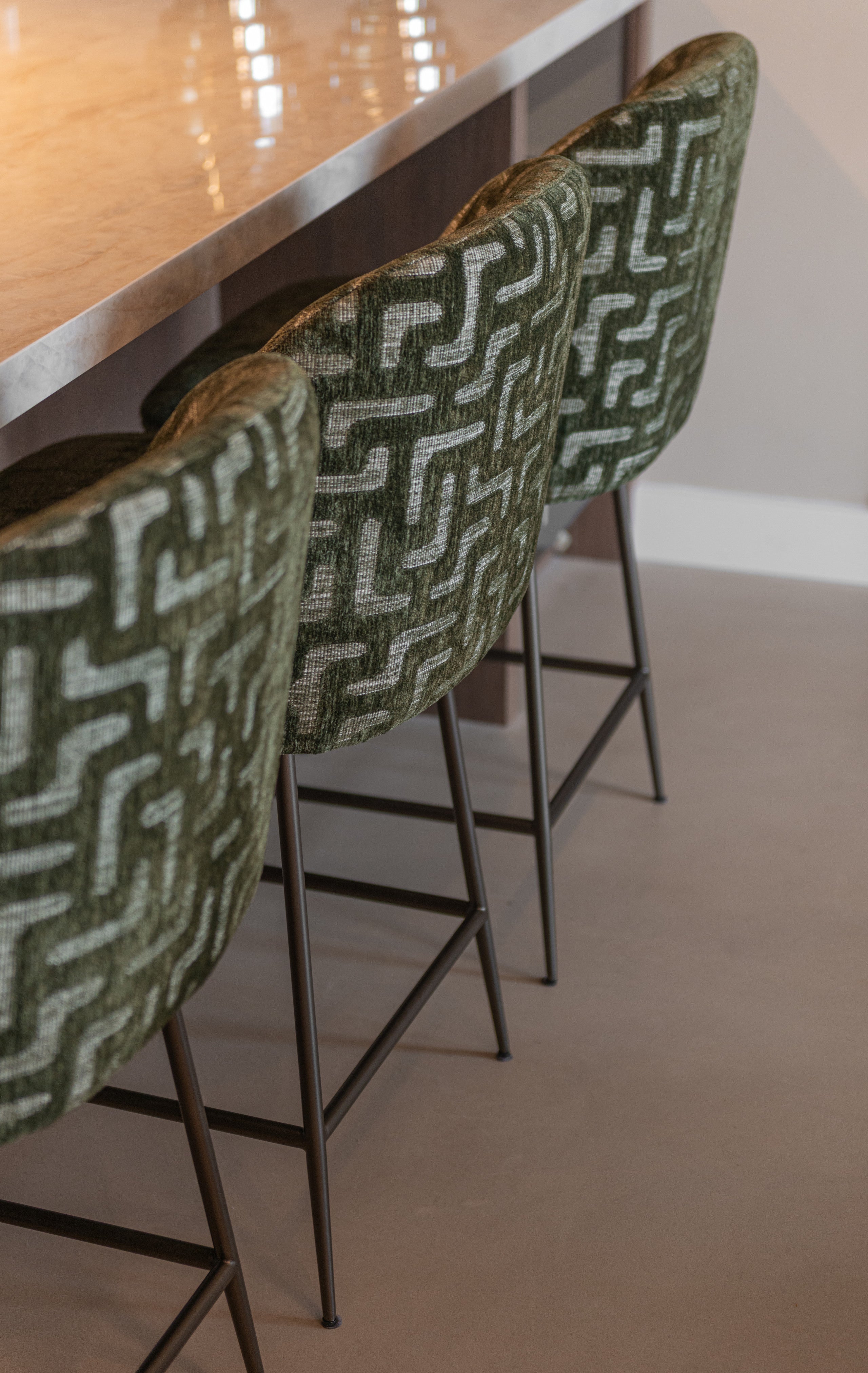 Counter stool Pullitzer moss labyrinth