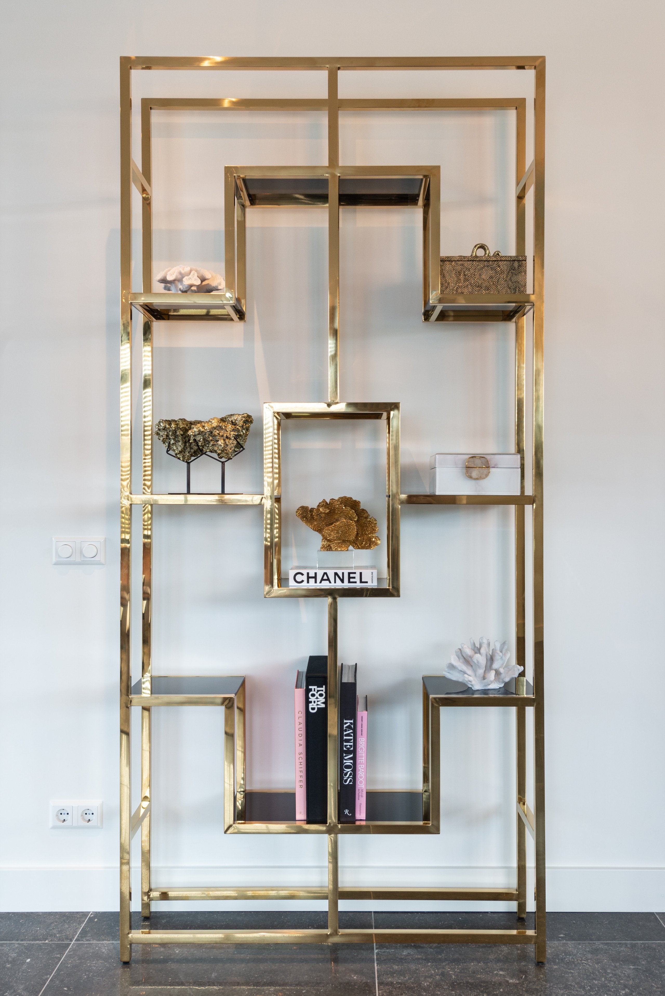 Display cabinet Magnus gold