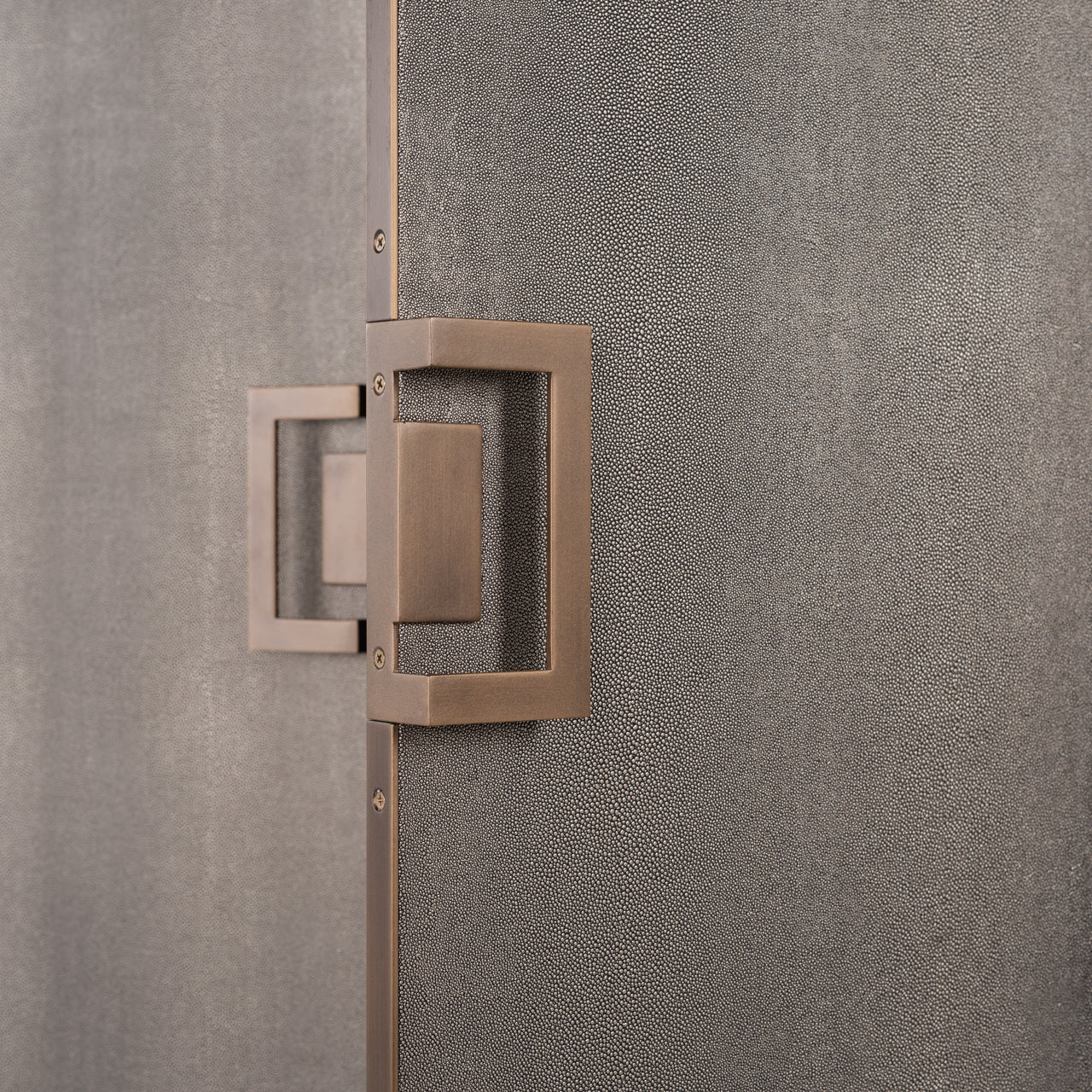 Storage cabinet Bloomville brass shagreen