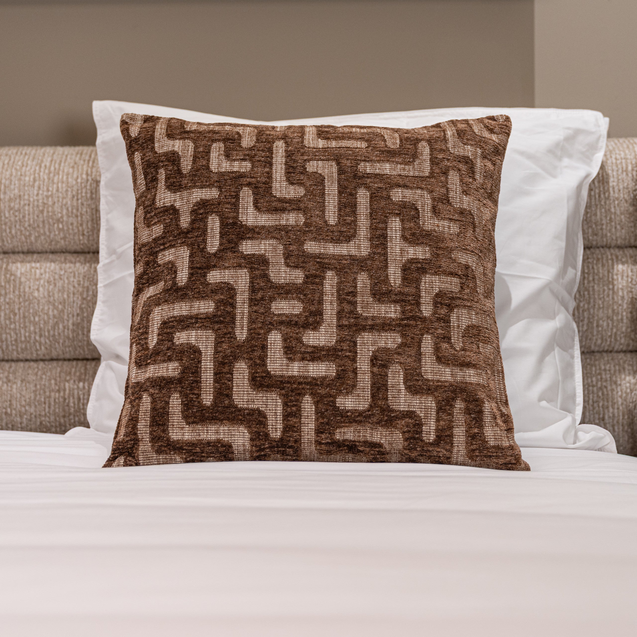 Cushion Ivy brown labyrinth