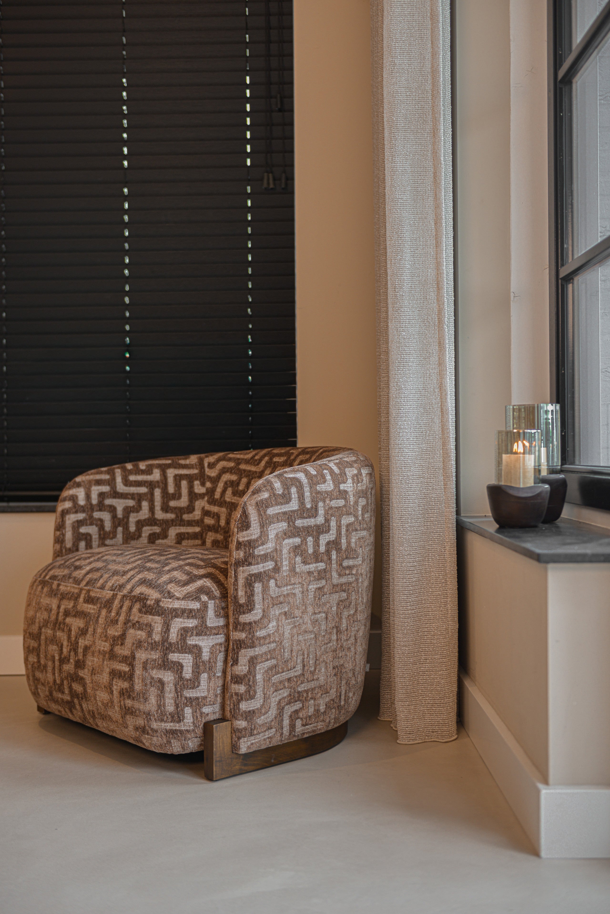 Lounge chair Hannah brown labyrinth fire retardant