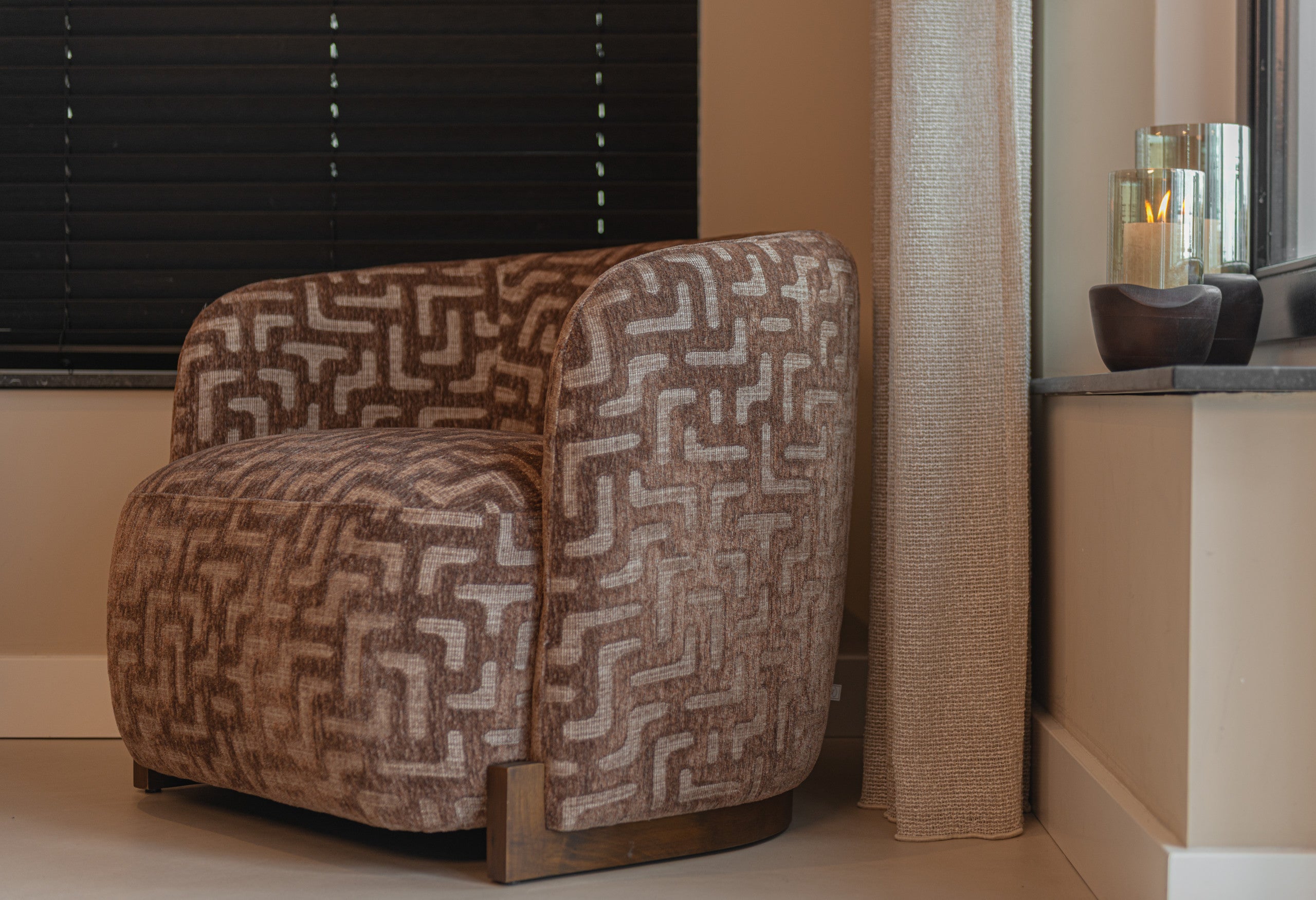 Lounge chair Hannah brown labyrinth fire retardant