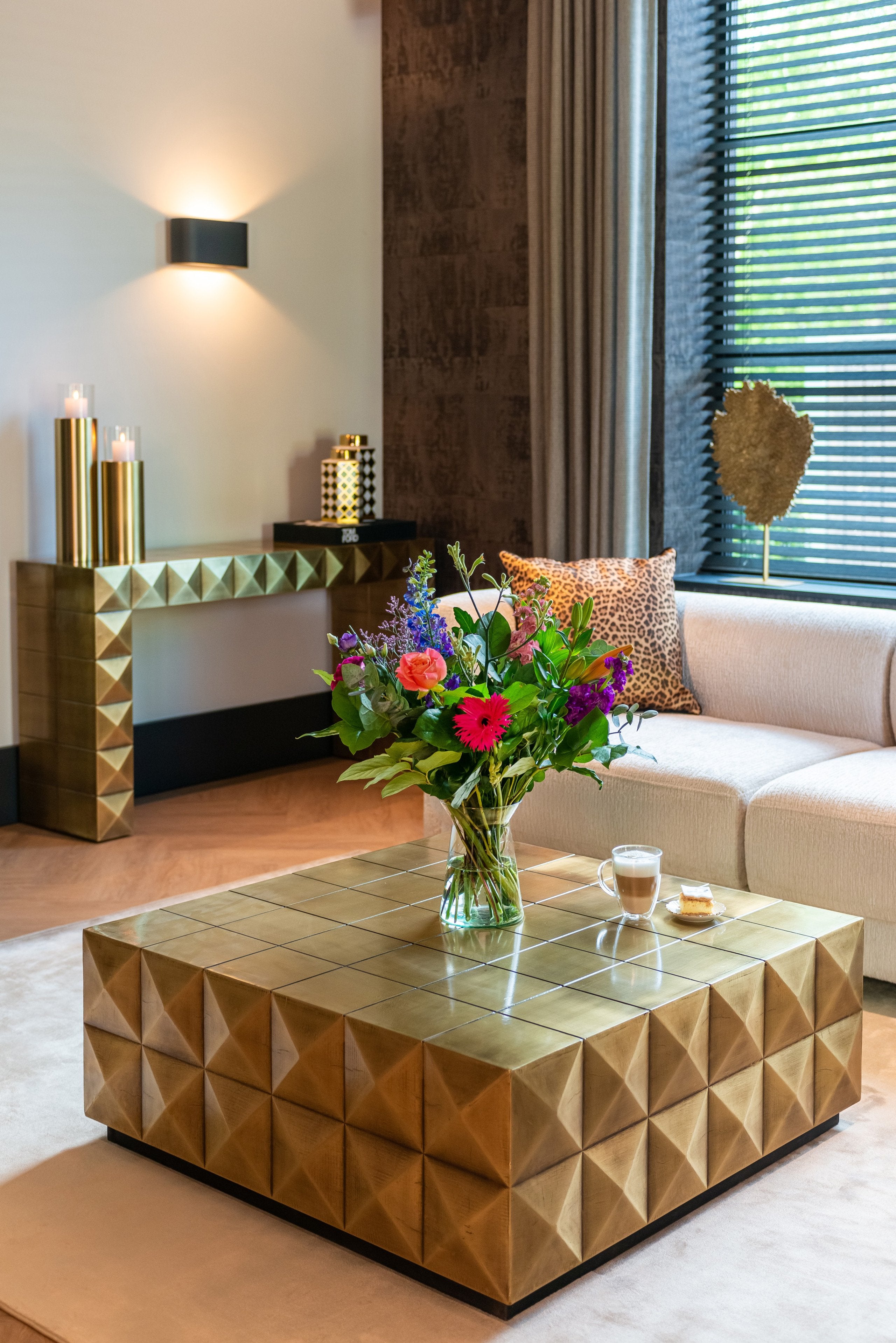 Coffee table Collada brushed gold incl. glass top